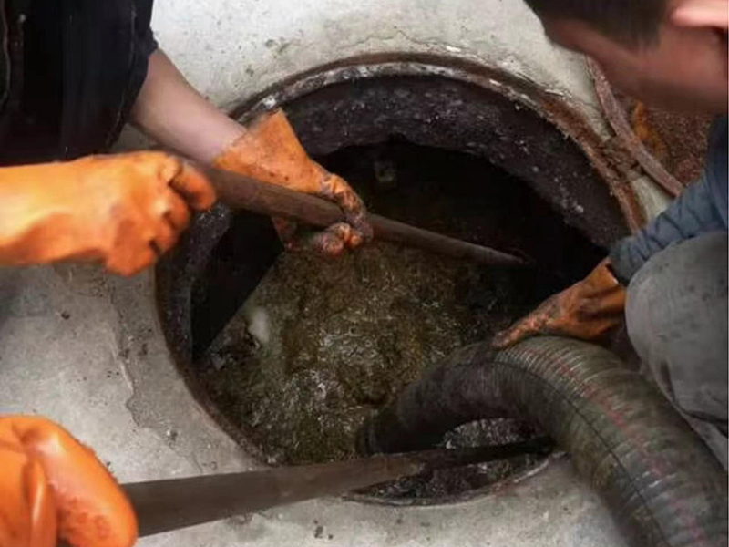 沛县清理化粪池时如何避免沼气的危害？